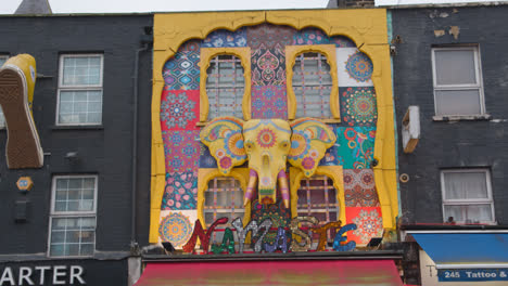 Außenansicht-Des-Namaste-Indian-Store-In-Der-Camden-High-Street-Im-Norden-Von-London,-Großbritannien